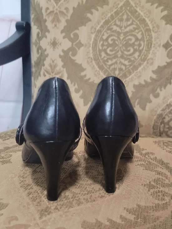 Michelle D Black Mary Jane Heels with Button Strap - Picture 4 of 5